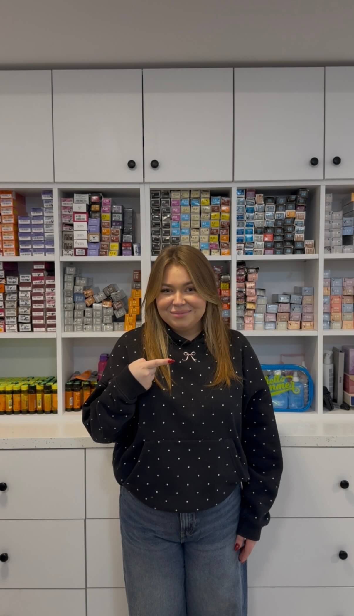 Olga wskazuje w prawo na listę usług salonu